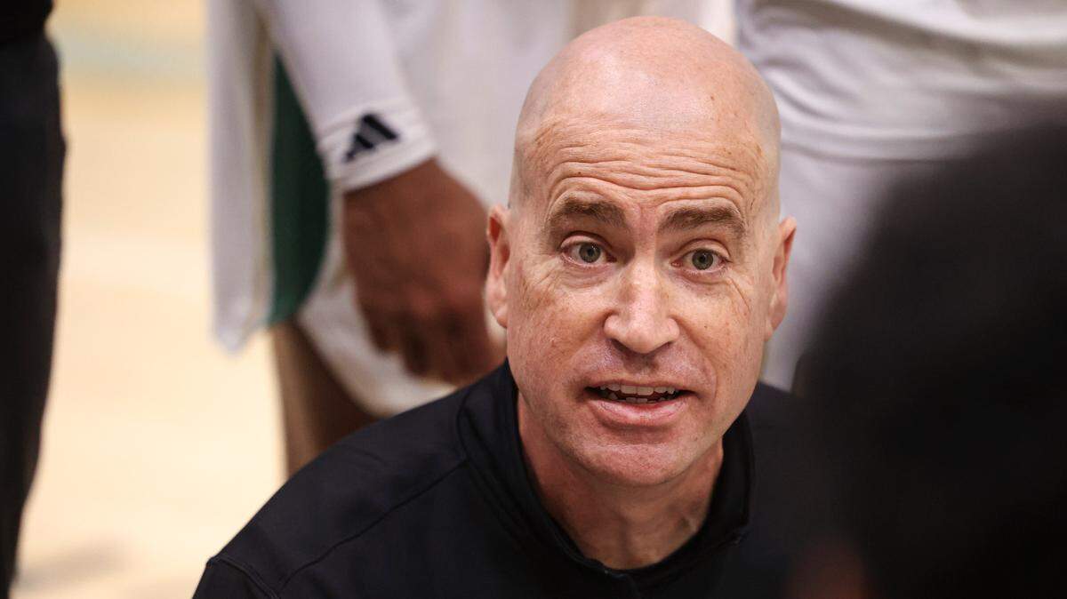 Mustang head coach Mike DeGeorge talks to team during time out. Irvine beat Cal Poly 98-89 in an overtime men’s baskeball game Jan. 2, 2025.