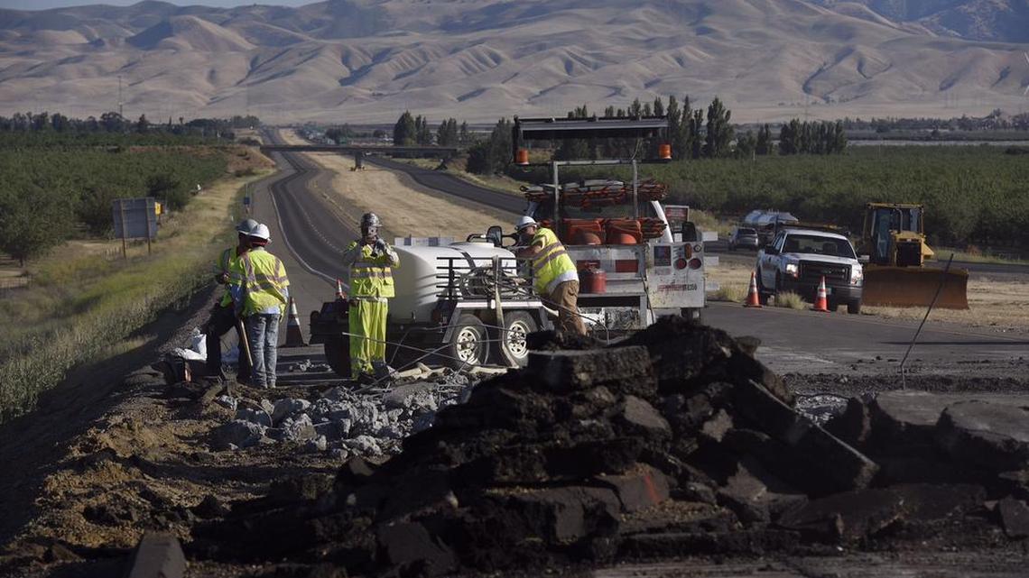 Sinkhole closes northbound Interstate 5 in Central Valley