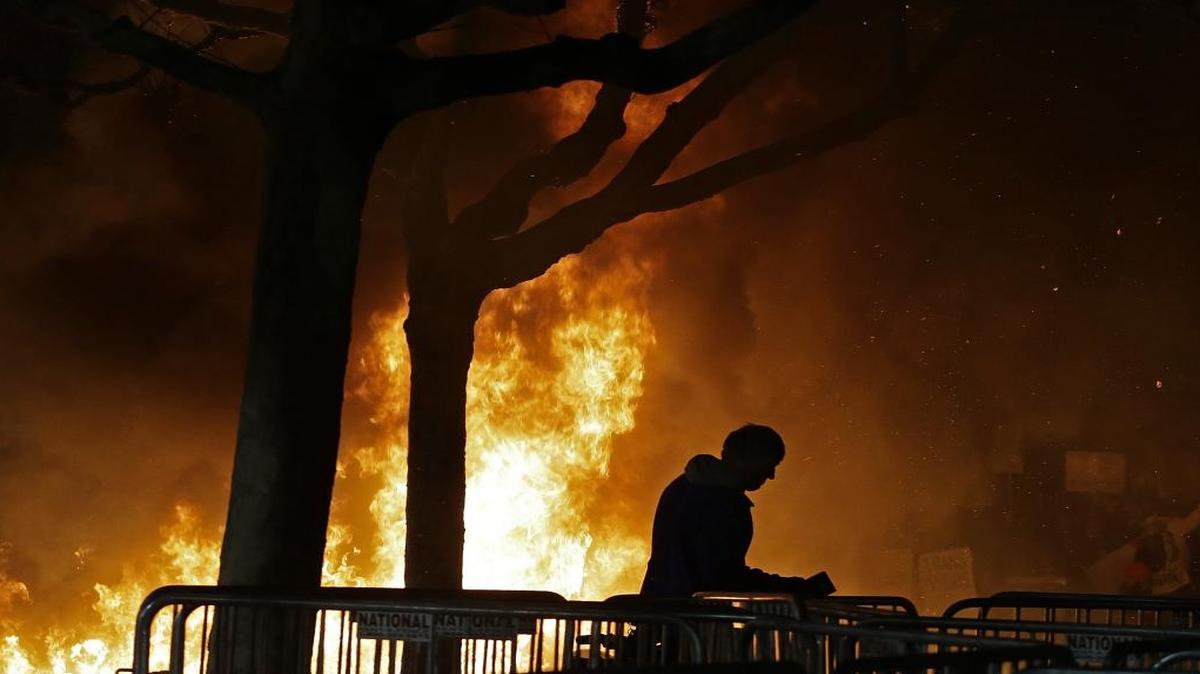 A bonfire set by demonstrators protesting a scheduled speaking appearance by Breitbart News editor Milo Yiannopoulos burns on Sproul Plaza on the University of California at Berkeley campus on Wednesday, Feb. 1, 2017, in Berkeley, Calif.