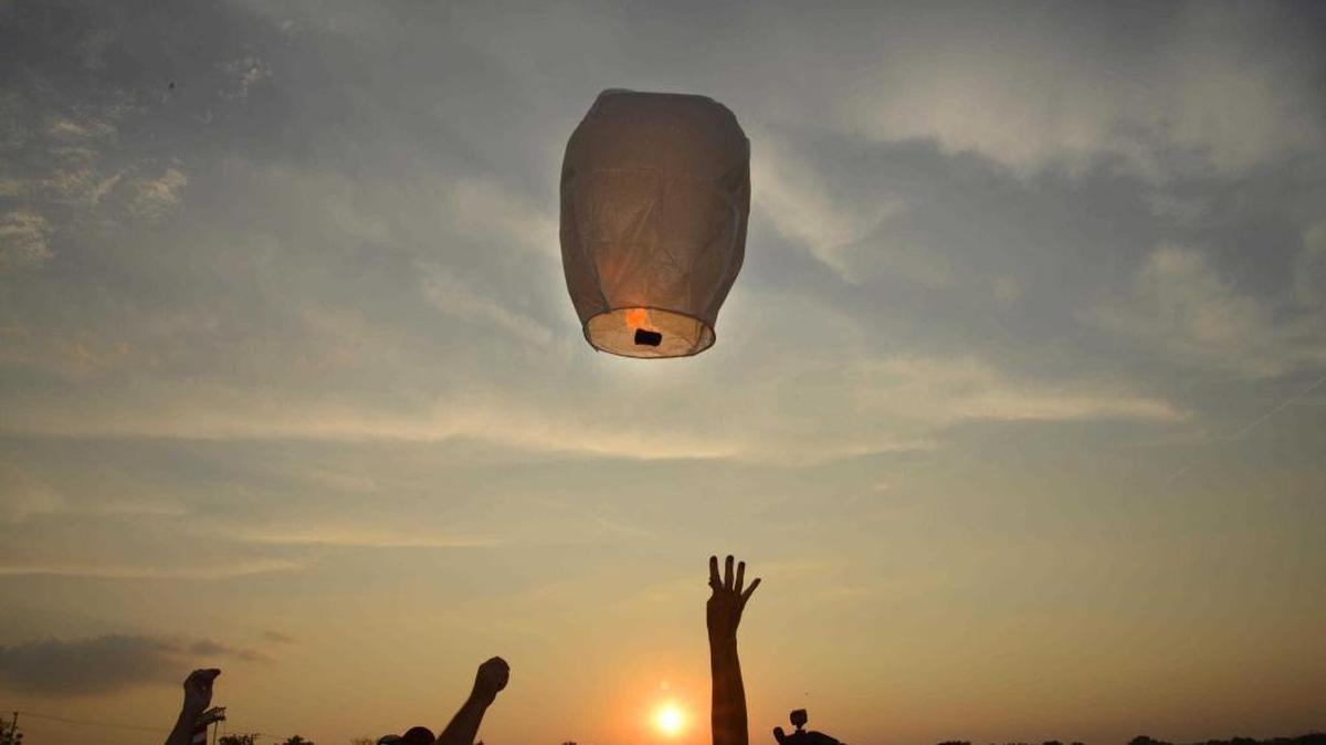 Sky lanterns like this one are banned in many states, including California. (John Starks/Daily Herald via AP) MANDATORY CREDIT; MAGS OUT