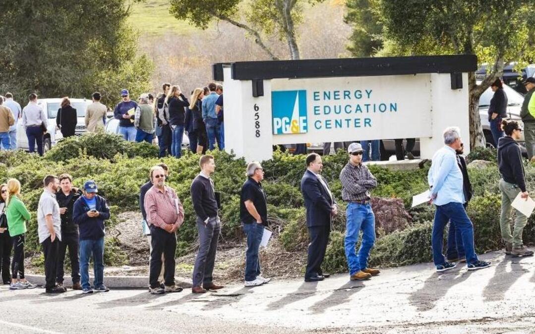 Job seekers line up for PG&E’s job fair at the company’s Energy Education Center in San Luis Obispo in January 2016.