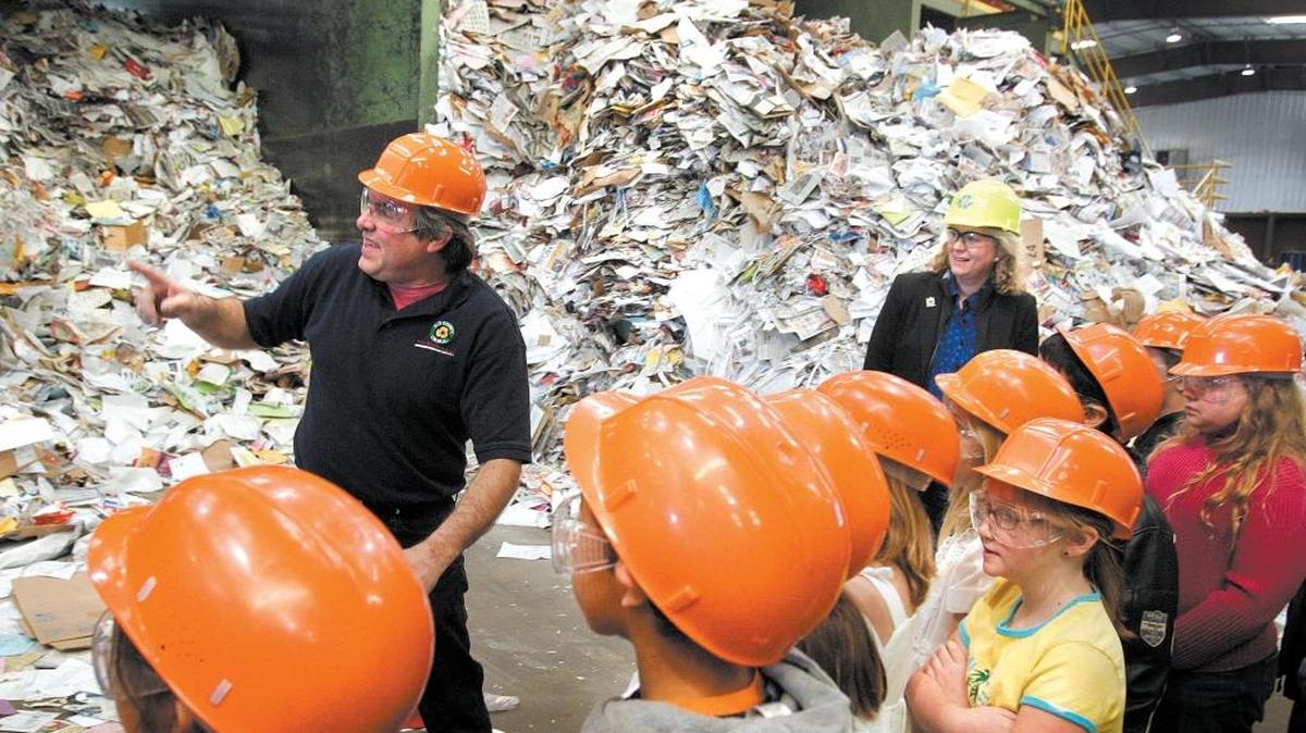 Mike di Milo, with the Integrated Waste Management Authority, top left, and Bridgett Luther, the director of the state Department of Conservation, give a tour of the recycling processing center at the Cold Canyon Landfill in San Luis Obispo to 3rd graders from Bauer Speck Elementary School in 2007.