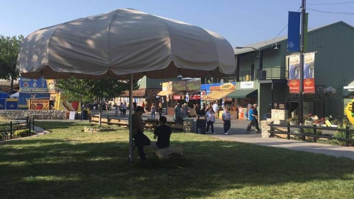 This giant umbrella along the Midway helped fairgoers stay cool.
