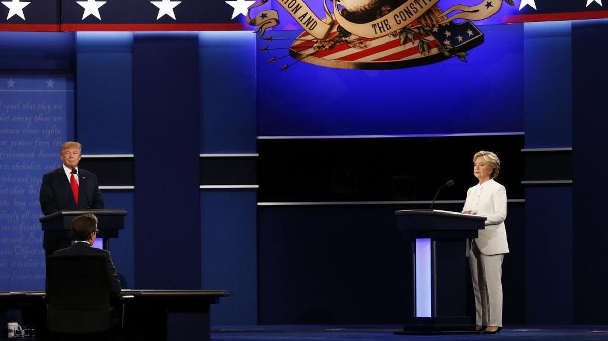 Moderator Chris Wallace, center, speaks as Donald Trump and Hillary Clinton listen during the third U.S. presidential debate in Las Vegas on Wednesday.