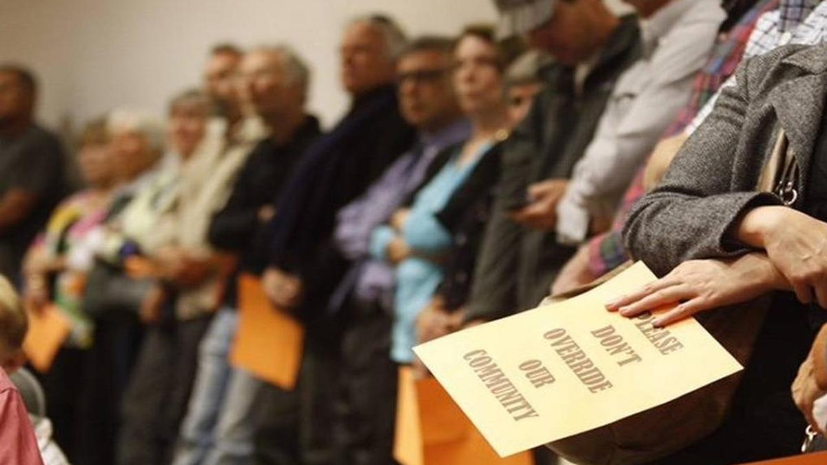 A crowd packed the San Luis Obispo County Board of Supervisors chambers in May 2015 for a hearing on the Las Pilitas quarry project proposed for Santa Margarita.
