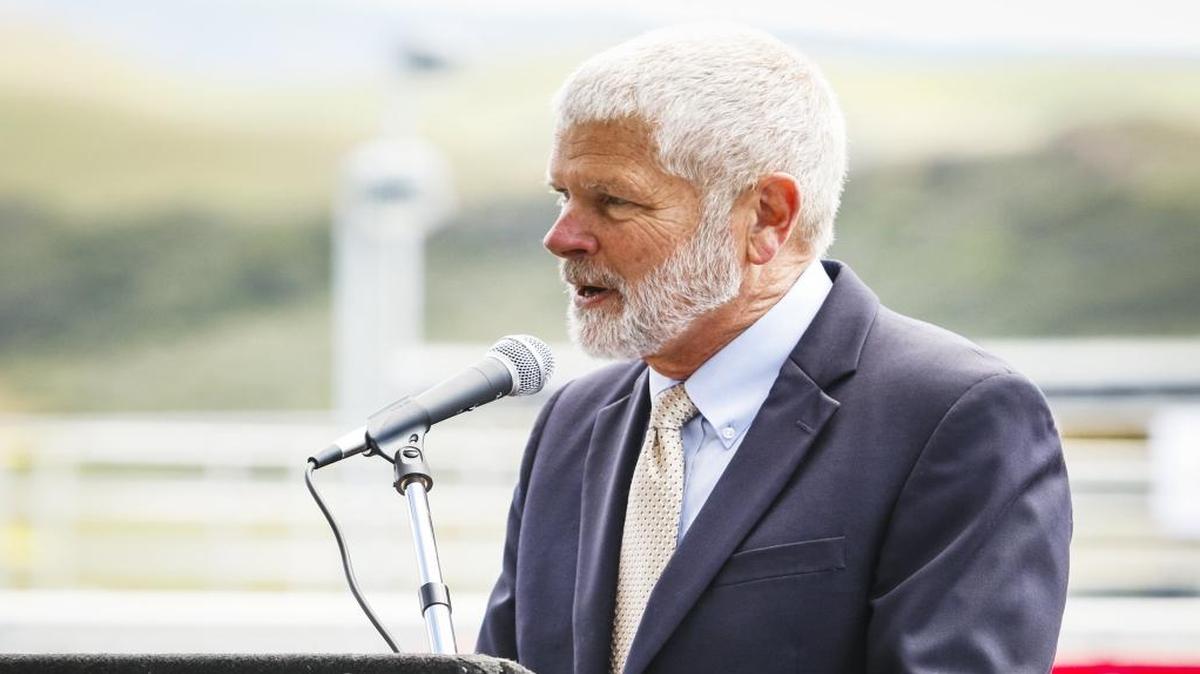 Supervisor Bruce Gibson welcomes visitors during the grand opening ceremony of the sewage treatment plant in Los Osos in April 2016.