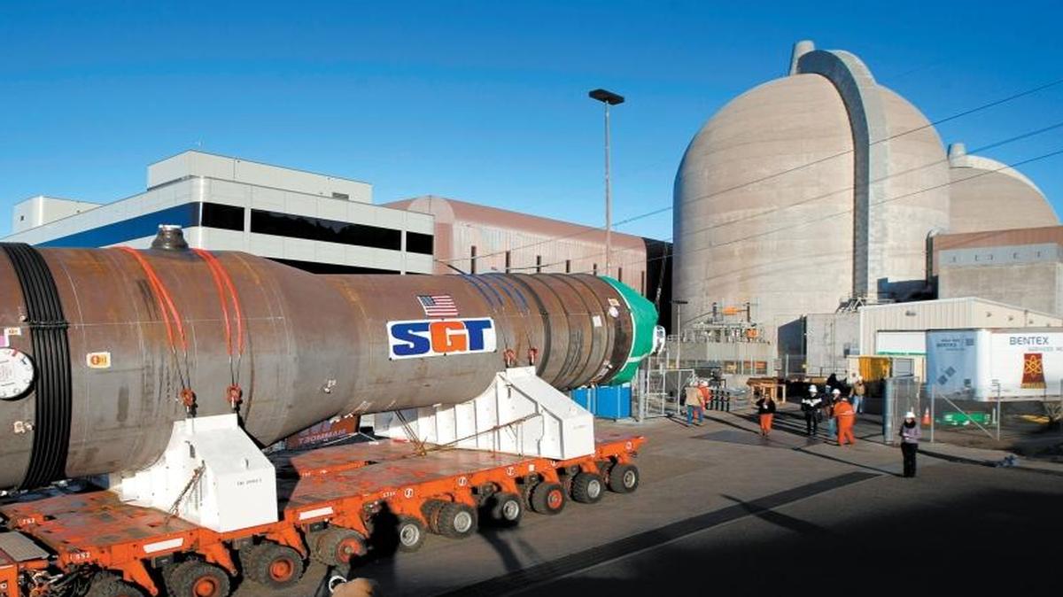 Workers move a new steam generator into position during a refueling and maintenance outage at Diablo Canyon nuclear power plant in 2008.