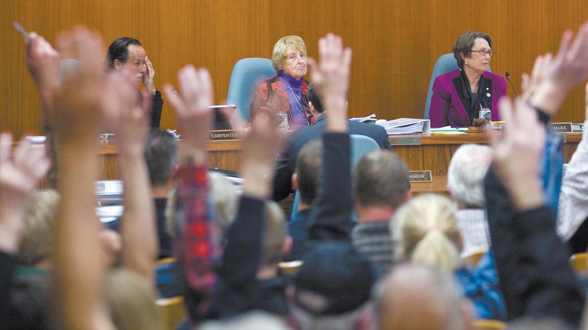 San Luis Obispo City Councilman Dan Carpenter, former Councilwoman Kathy Smith and Mayor Jan Marx look at an overflow crowd during a council meeting in 2014.