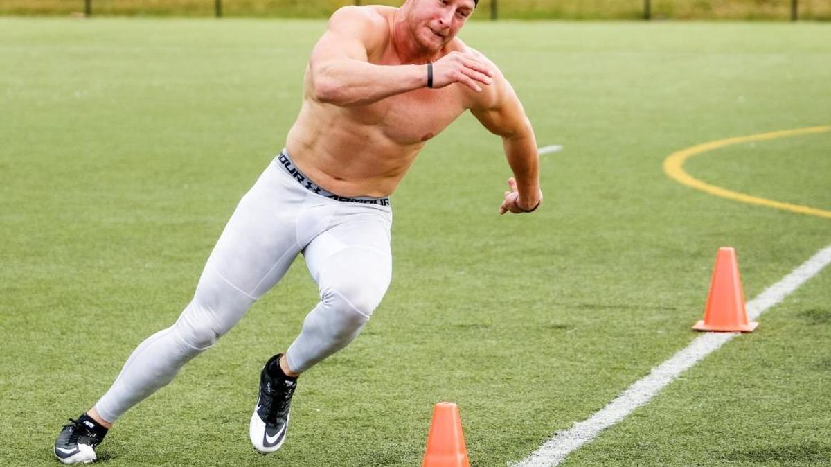 Former Cal Poly linebacker Burton De Koning signed a free-agent contract with the Ottawa Redblacks of the Canadian Football League on Monday.