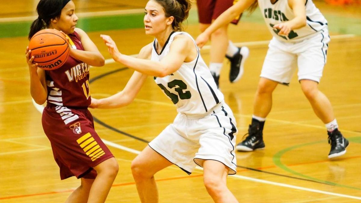 Cuesta College’s Autumn Russell (32) plays defense during a nonconference game against Victor Valley.