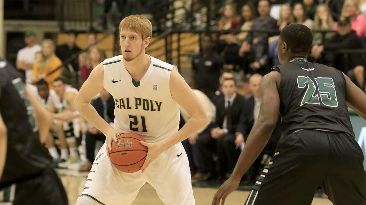 Cal Poly’s Luke Meikle (21) looks for an opening during first half of the Mustangs’ 75-60 loss to Hawaii on Saturday night.