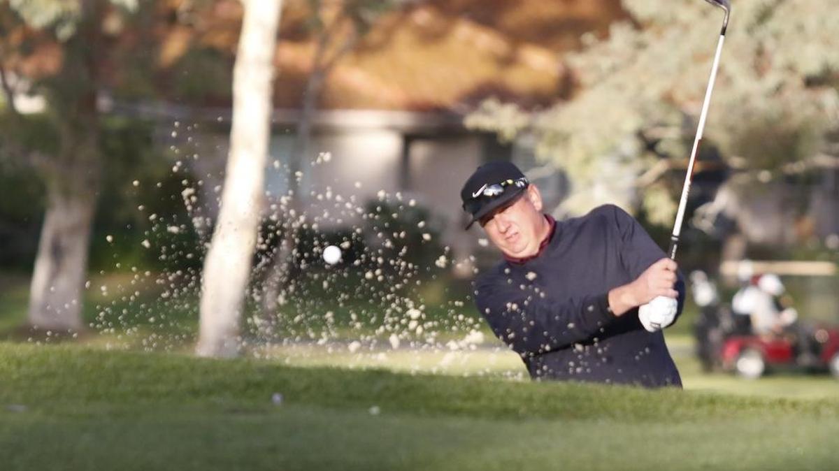 Straight Down Fall Classic winners in 2018 were Scott Heyn of Oakmont and and Corby Segal of Woodland Hills. Heyn chips onto the green at the 17th hole.
