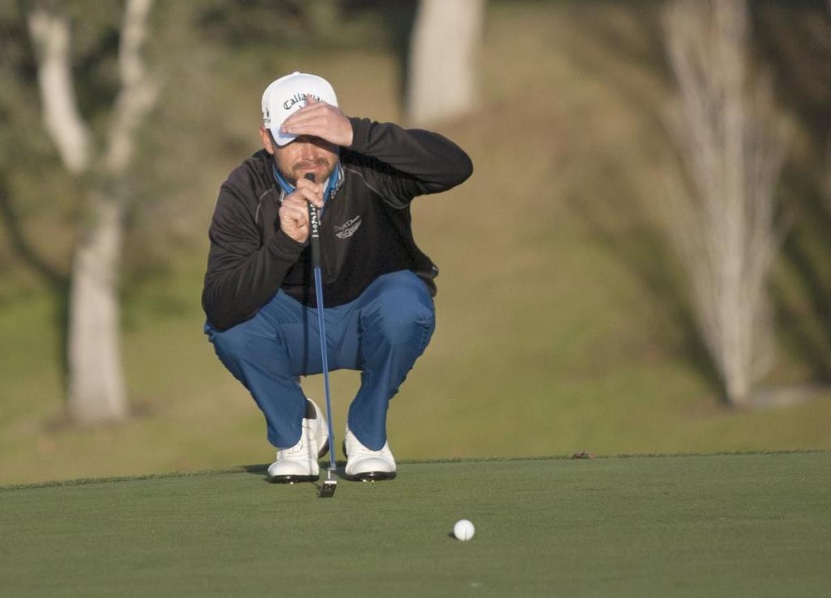 Travis Bertoni checks his putt on the 18th hole of the 2018 Straight Down Fall Classic.