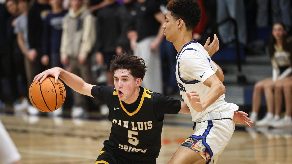 Vaughn Otto drives past David Kellogg as Mission Prep beat crosstown rival San Luis Obispo High School 60-49 in a boy’s basketball game on on Feb. 4, 2025.