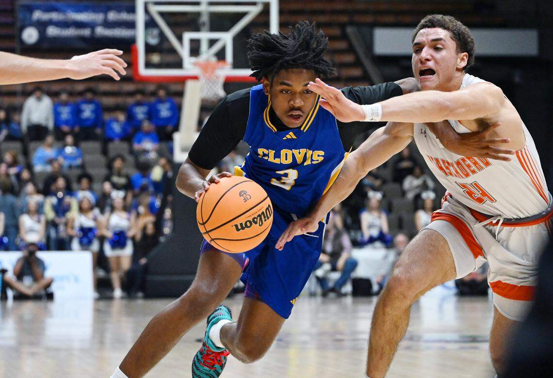 Clovis High’s Sier Harbin, center, drives past Atascadero’s Damon Mitchell, right, in the CIF Central Section 2025-2026 DII Boys Basketball Championship held Friday, Feb. 27, 2026 at Selland Arena in Fresno. The Greyhounds lost Thursday 67-61 to Colony in the second round of state playoffs.