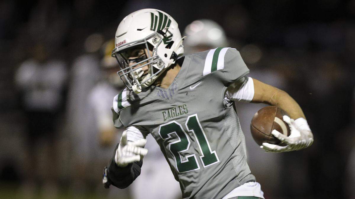 Colby Sims looks to turn the corner. Templeton beat San Luis Obispo High School 48-7 in a football game on Oct. 17, 2025.