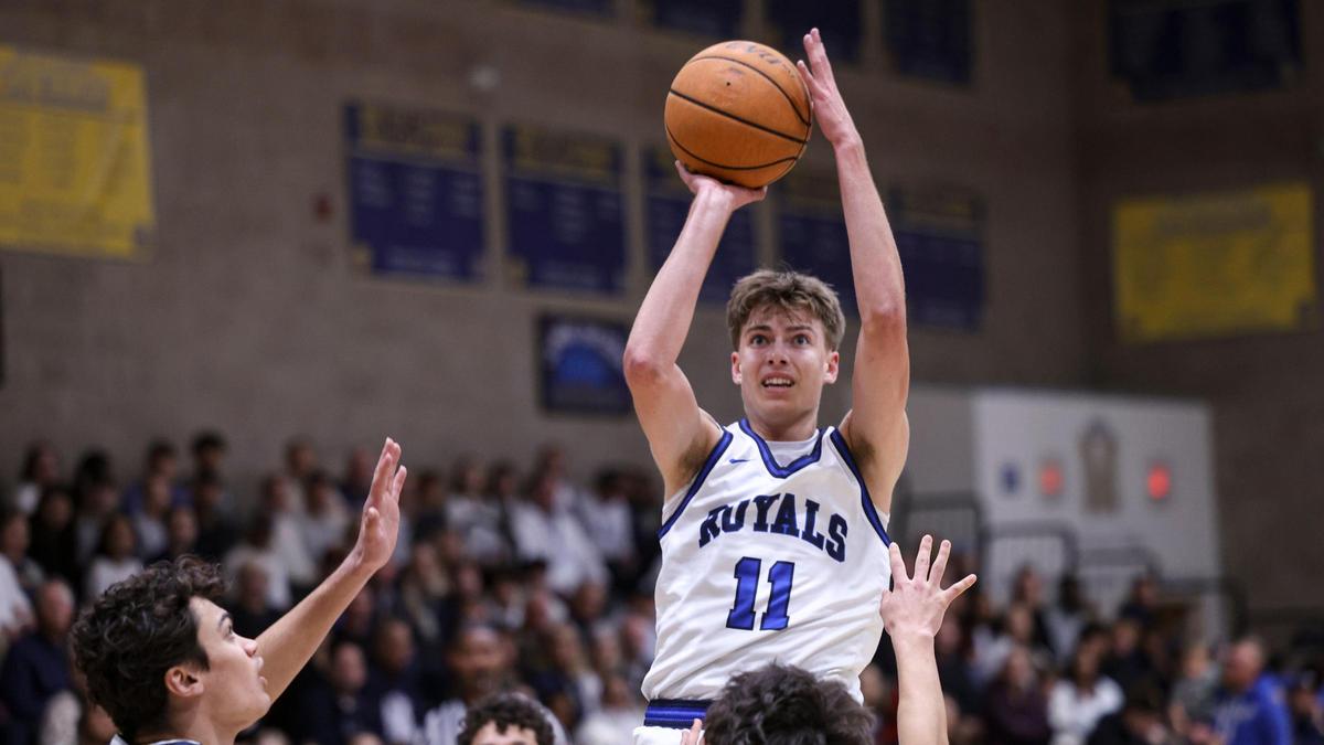Roman Benedetti takes a shot. Mission Prep beat Venice 70-64 on Feb. 27, 2025 in the first round of CIF State Championship playoffs.