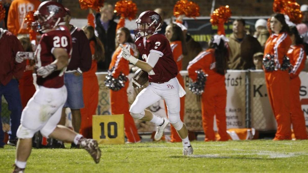 Paso Robles’ quarterback Steven Schouten returns a kick against Atascadero last season. Photo by Joe Johnston 11-06-15