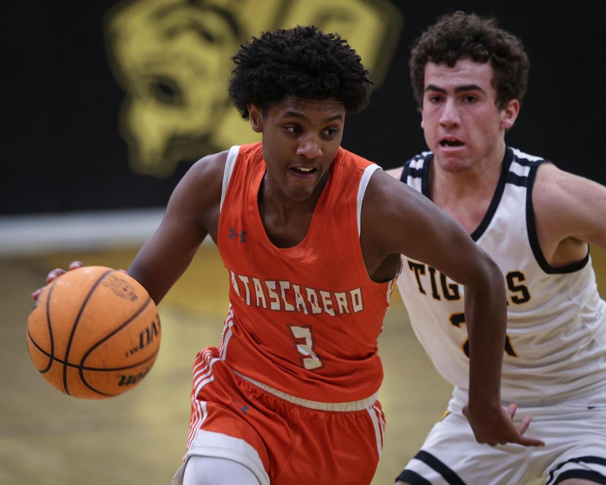 Shea Buckley drives past Austin White. Atascadero High School beat San Luis Obispo 60-57 on Jan. 21, 2025.