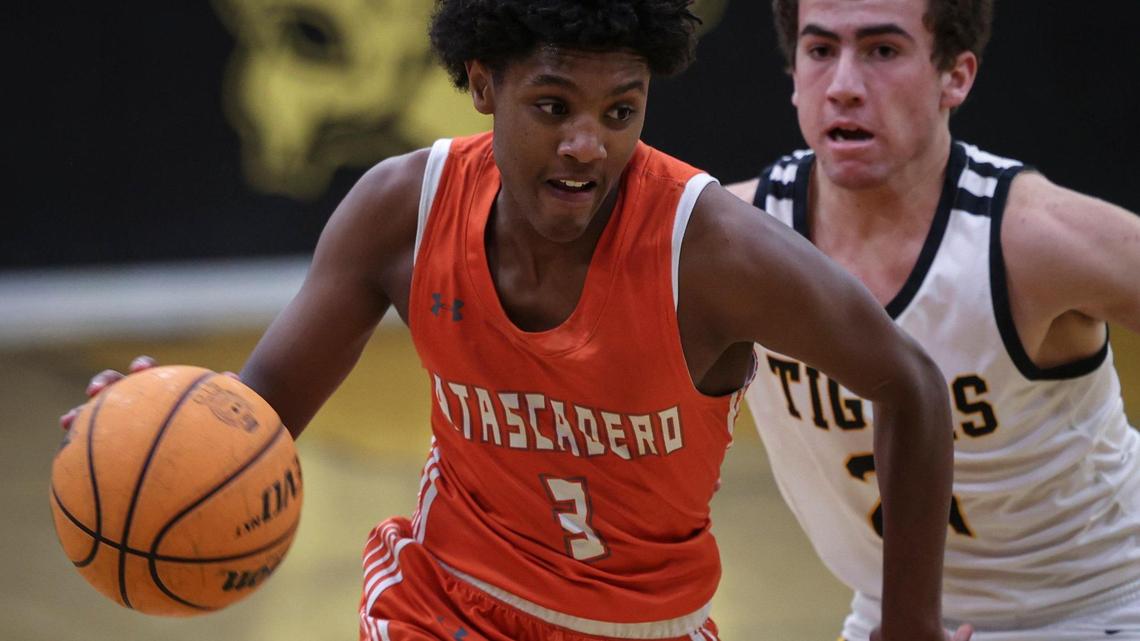 Atascadero basketball upsets SLO 60-57 as Mountain League action heats up
