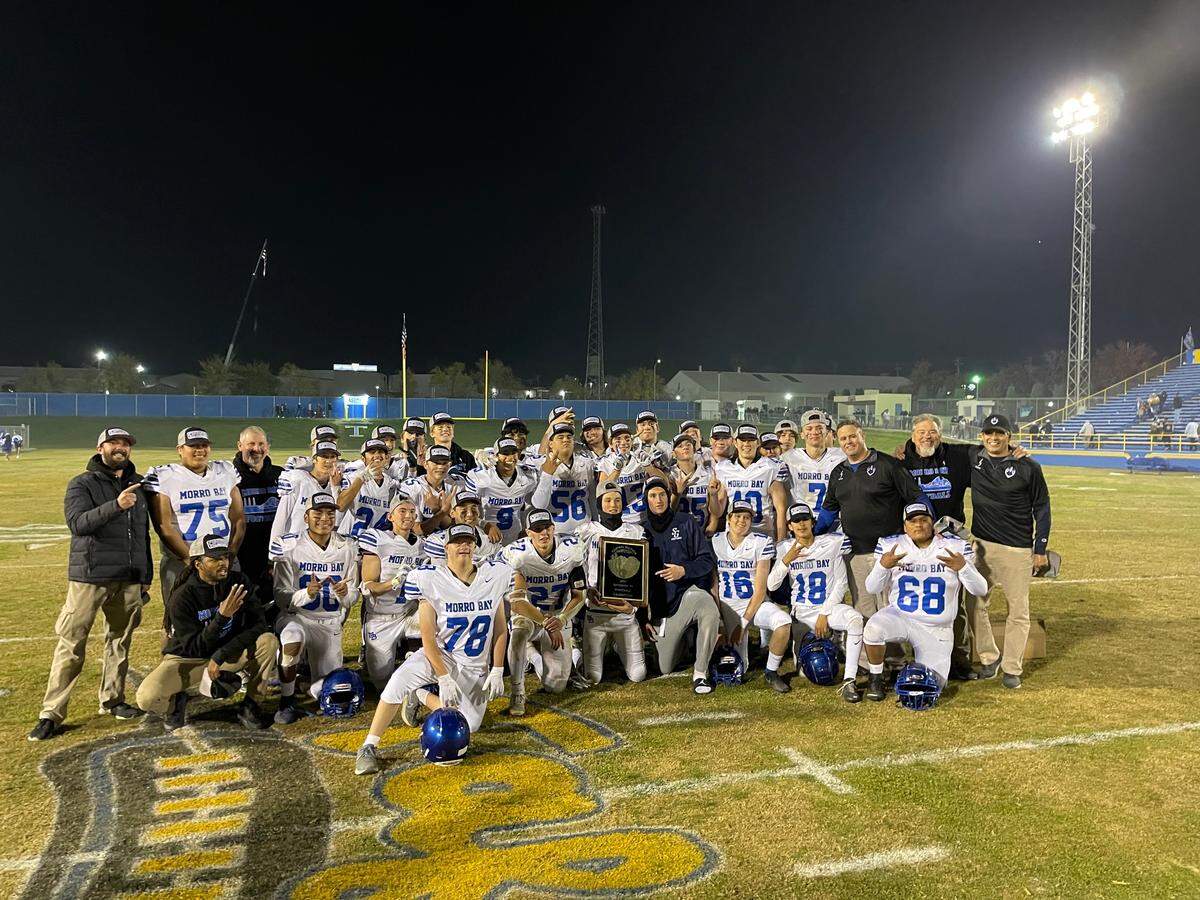 Morro Bay celebrates its CIF-Central Section Division 6 championship win over Taft on Nov. 26, 2021. The Pirates won 35-33.