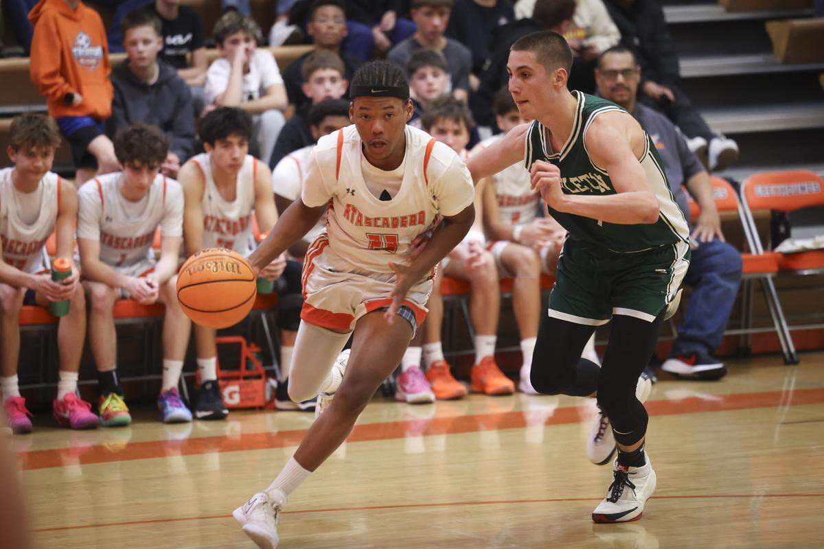 Da’shawn Brown converted four 3-point shots. Defending is LJ Ramos in the fourth quarter. Atascadero beat Templeton High School 76-55 in a basketball game on Jan. 20, 2026.
